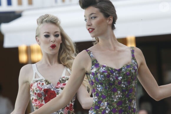 Défilé Mode City en hommage au bikini à la piscine Molitor à Paris, le 5 juillet 2015. Sur le podium des modèles mythiques de 1890 à nos jours et collectionnés par Nuits de satin.