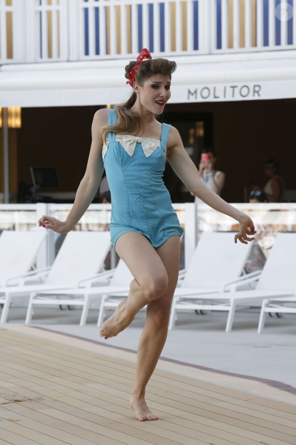 Défilé Mode City en hommage au bikini à la piscine Molitor à Paris, le 5 juillet 2015. Sur le podium des modèles mythiques de 1890 à nos jours et collectionnés par Nuits de satin.
