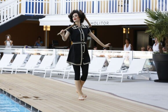 Défilé Mode City en hommage au bikini à la piscine Molitor à Paris, le 5 juillet 2015. Sur le podium des modèles mythiques de 1890 à nos jours et collectionnés par Nuits de satin.