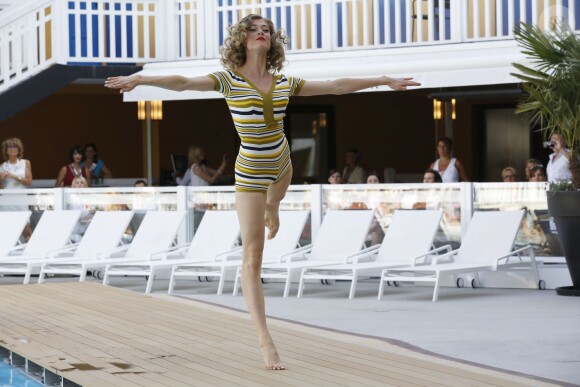 Défilé Mode City en hommage au bikini à la piscine Molitor à Paris, le 5 juillet 2015. Sur le podium des modèles mythiques de 1890 à nos jours et collectionnés par Nuits de satin.