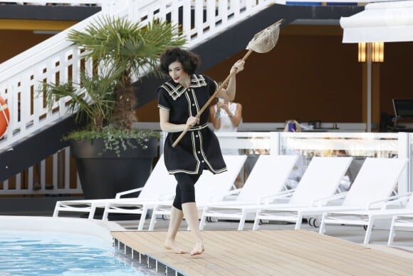 Défilé Mode City en hommage au bikini à la piscine Molitor à Paris, le 5 juillet 2015. Sur le podium des modèles mythiques de 1890 à nos jours et collectionnés par Nuits de satin.