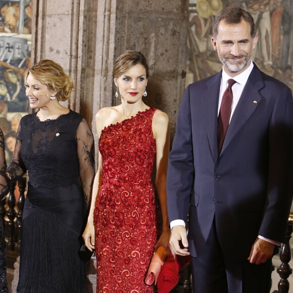 Angélica Rivera, la reine Lezizia d'Espagne, le roi Felipe VI d'Espagne - Dîner au palais national de Mexico lors de la visite officielle du roi Felipe VI et la reine Letizia d'Espagne au Mexique le 29 juin 2015.