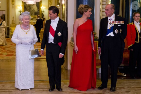 La reine Elisabeth II d'Angleterre, le président du Mexique Enrique Peña Nieto et sa femme Angélica Rivera, et le prince Philip, duc d'Edimbourg - La famille royale d'Angleterre lors du banquet d'état en l'honneur du président du Mexique à Londres. Le 3 mars 2015.