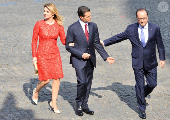 Francois Hollande accueille Enrique Peña Nieto et sa femme Angélica Rivera - Place de la Concorde pour le défilé du 14 juillet 2015 à Paris.