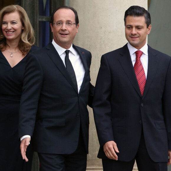 Enrique Peña Nieto et sa femme Angélica Rivera reçus par François Hollande et Valérie Trierweiler au palais de l'Élysée à Paris, le 17 octobre 2012. 