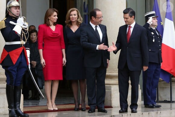 Enrique Peña Nieto et sa femme Angélica Rivera reçus par François Hollande et Valérie Trierweiler au palais de l'Élysée à Paris, le 17 octobre 2012.