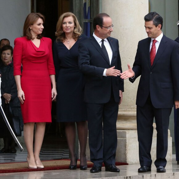 Enrique Peña Nieto et sa femme Angélica Rivera reçus par François Hollande et Valérie Trierweiler au palais de l'Élysée à Paris, le 17 octobre 2012.