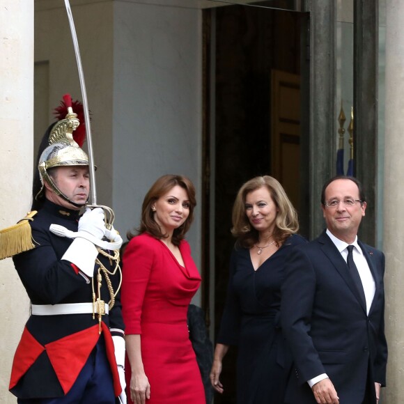 Enrique Peña Nieto et sa femme Angélica Rivera reçus par François Hollande et Valérie Trierweiler au palais de l'Élysée à Paris, le 17 octobre 2012.