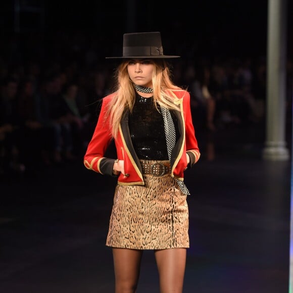 Cara Delevingne défile pour Saint Laurent (collection printemps-été 2015) à Paris, le 29 septembre 2014.