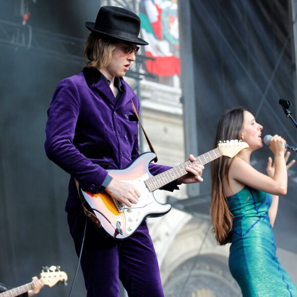 Raoul Chichin et sa soeur Simone Ringer (les enfants de Catherine Ringer et Fred Chichin), du groupe Minuit, en concert lors du deuxième jour du Festival Fnac Live 2015 à Paris, le 16 juillet 2015.