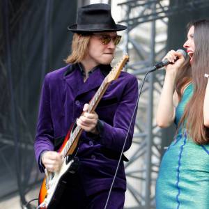 Raoul Chichin et sa soeur Simone Ringer (les enfants de Catherine Ringer et Fred Chichin du groupe Les Rita Mitsouko), membres du groupe Minuit en concert lors du deuxième jour du Festival Fnac Live 2015 sur le parvis de l'Hôtel de Ville à Paris, le 16 juillet 2015.