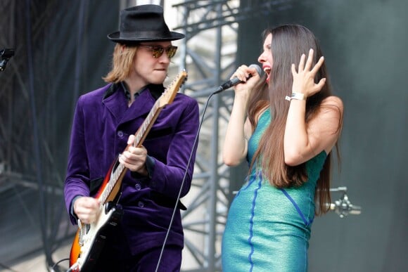 Raoul Chichin et sa soeur Simone Ringer (les enfants de Catherine Ringer et Fred Chichin du groupe Les Rita Mitsouko), membres du groupe Minuit en concert lors du deuxième jour du Festival Fnac Live 2015 sur le parvis de l'Hôtel de Ville à Paris, le 16 juillet 2015.