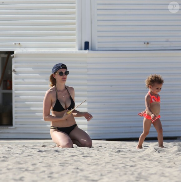 Lorelei et Dominique, l'épouse et la fille de Radamel Falcao, le 17 juillet 2015 sur une plage de Miami