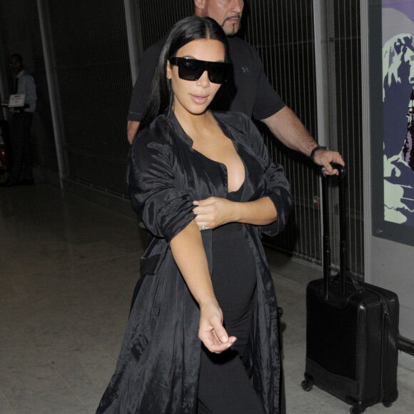 Kim Kardashian, enceinte et tout de noir vêtue, arrive à l'aéroport Roissy-Charles-de-Gaulle. Roissy, le 20 juillet 2015.