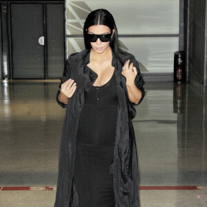 Kim Kardashian, enceinte et tout de noir vêtue, arrive à l'aéroport Roissy-Charles-de-Gaulle. Roissy, le 20 juillet 2015.