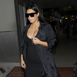 Kim Kardashian, enceinte et tout de noir vêtue, arrive à l'aéroport Roissy-Charles-de-Gaulle. Roissy, le 20 juillet 2015.