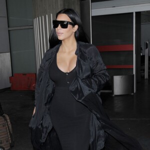 Kim Kardashian, enceinte et tout de noir vêtue, arrive à l'aéroport Roissy-Charles-de-Gaulle. Roissy, le 20 juillet 2015.