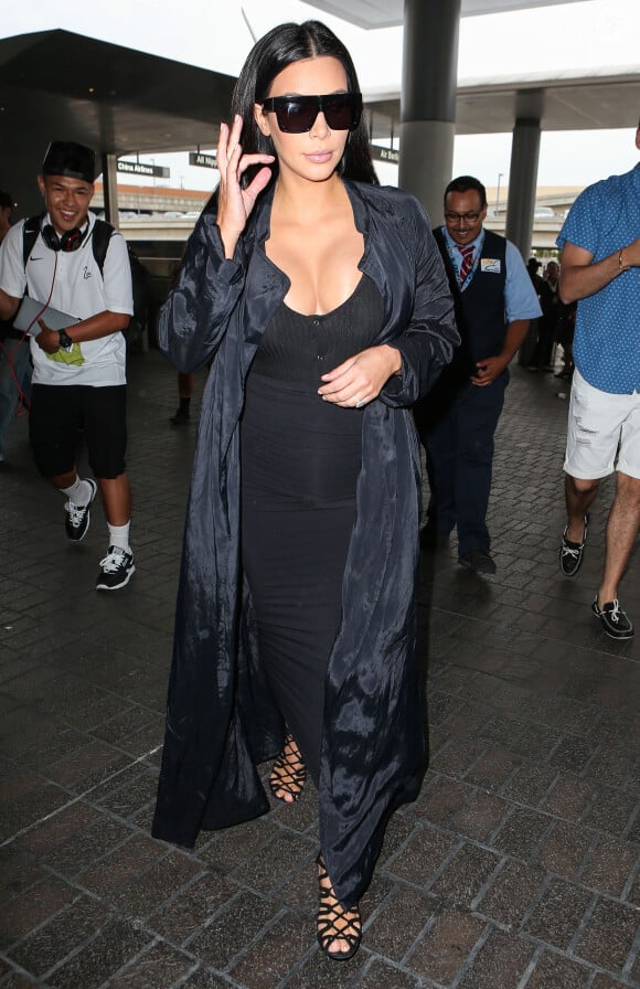 Kim Kardashian, enceinte, arrive à l'aéroport de LAX à Los Angeles. Le 19 juillet 2015.