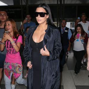 Kim Kardashian, enceinte, arrive à l'aéroport de LAX à Los Angeles. Le 19 juillet 2015.