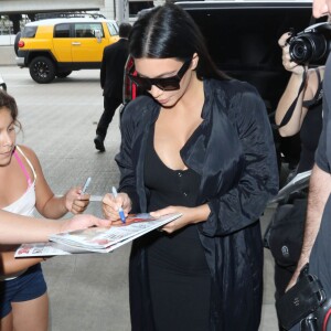 Kim Kardashian, enceinte, arrive à l'aéroport de LAX à Los Angeles. Le 19 juillet 2015.