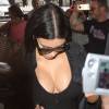 Kim Kardashian (enceinte) signe des autographes en arrivant à l'aéroport LAX de Los Angeles pour prendre un avion pour Paris. Le 19 juillet 2015