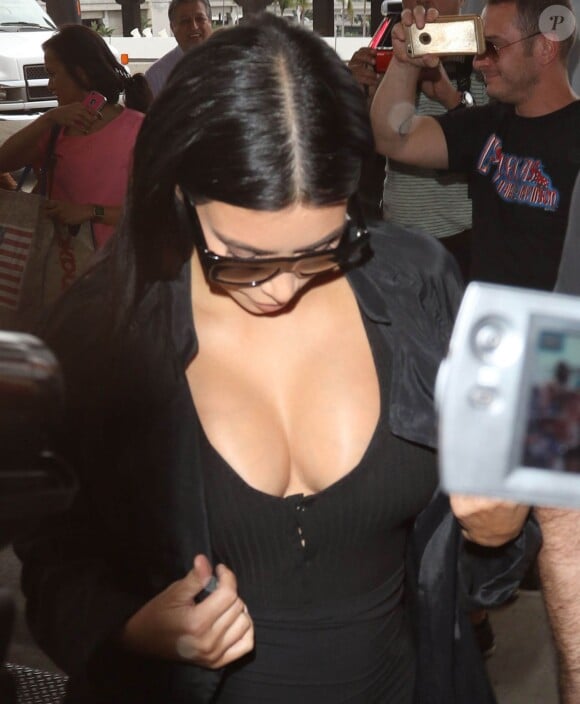 Kim Kardashian (enceinte) signe des autographes en arrivant à l'aéroport LAX de Los Angeles pour prendre un avion pour Paris. Le 19 juillet 2015