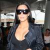 Kim Kardashian, enceinte, arrive à l'aéroport de LAX à Los Angeles pour prendre l'avion, le 19 juillet 2015 pour Paris.
