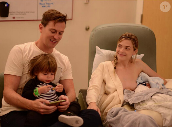 Jaime King a posté une photo dans sa chambre après l'accouchement de son deuxième enfant, un garçon, entourée de son mari Kyle et de leur fils aîné James - 20 juillet 2015