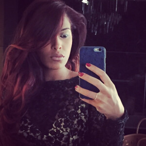 Ayem Nour : selfie et cheveux rouges pour la belle