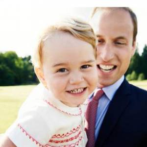 Le prince George de Cambridge, fils du prince William et de Kate Middleton, fête ses 2 ans le 22 juillet 2015. Le palais de Kensington a diffusé à cette occasion, à la veille du jour J, ce portrait signé Mario Testino.