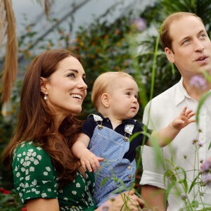 Kate Middleton et le prince William avec le prince George de Cambridge dans l'une des trois photos officielles de son 1er anniversaire, en juillet 2014.