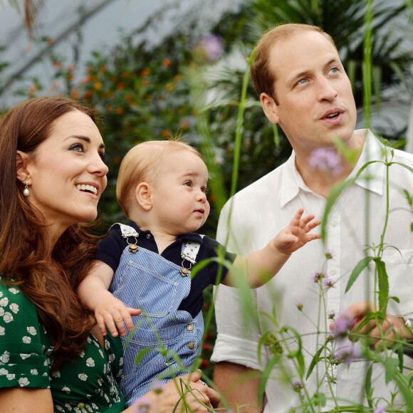 Kate Middleton et le prince William avec le prince George de Cambridge dans l'une des trois photos officielles de son 1er anniversaire, en juillet 2014.