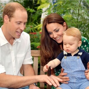 Kate Middleton et le prince William avec le prince George de Cambridge dans l'une des trois photos officielles de son 1er anniversaire, en juillet 2014.