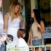 Kris Jenner, Khloé, Kourtney Kardashian et son fils Mason quittent le restaurant Jinky's Kanan Cafe à Agoura Hills. Los Angeles, le 21 juillet 2015.