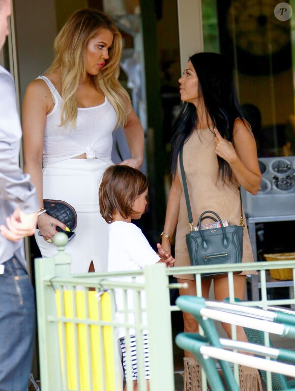Kris Jenner, Khloé, Kourtney Kardashian et son fils Mason quittent le restaurant Jinky's Kanan Cafe à Agoura Hills. Los Angeles, le 21 juillet 2015.