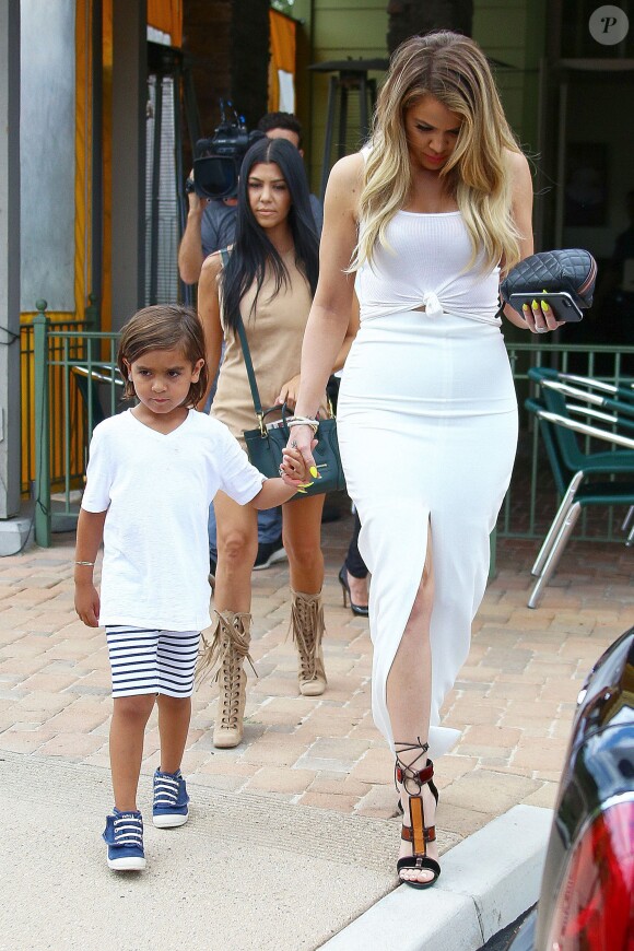 Kris Jenner, Khloé, Kourtney Kardashian et son fils Mason quittent le restaurant Jinky's Kanan Cafe à Agoura Hills. Los Angeles, le 21 juillet 2015.