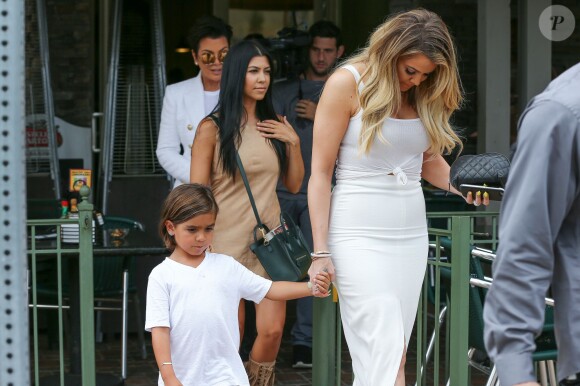 Kris Jenner, Khloé, Kourtney Kardashian et son fils Mason quittent le restaurant Jinky's Kanan Cafe à Agoura Hills. Los Angeles, le 21 juillet 2015.