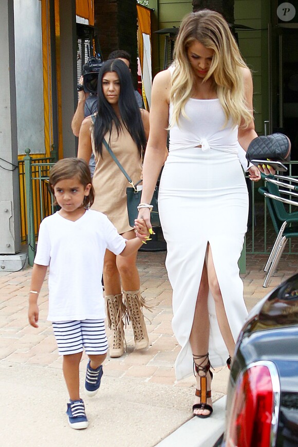 Kris Jenner, Khloé, Kourtney Kardashian et son fils Mason quittent le restaurant Jinky's Kanan Cafe à Agoura Hills. Los Angeles, le 21 juillet 2015.