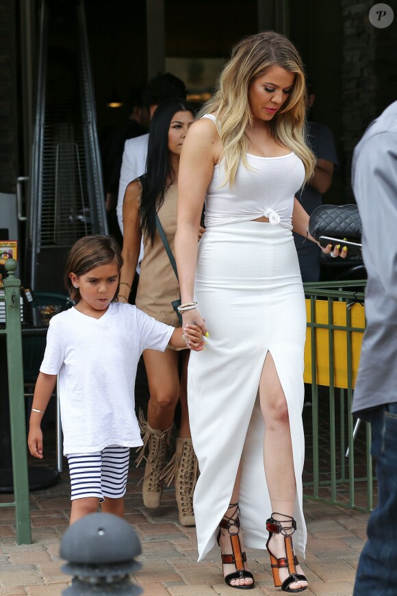 Kris Jenner, Khloé, Kourtney Kardashian et son fils Mason quittent le restaurant Jinky's Kanan Cafe à Agoura Hills. Los Angeles, le 21 juillet 2015.