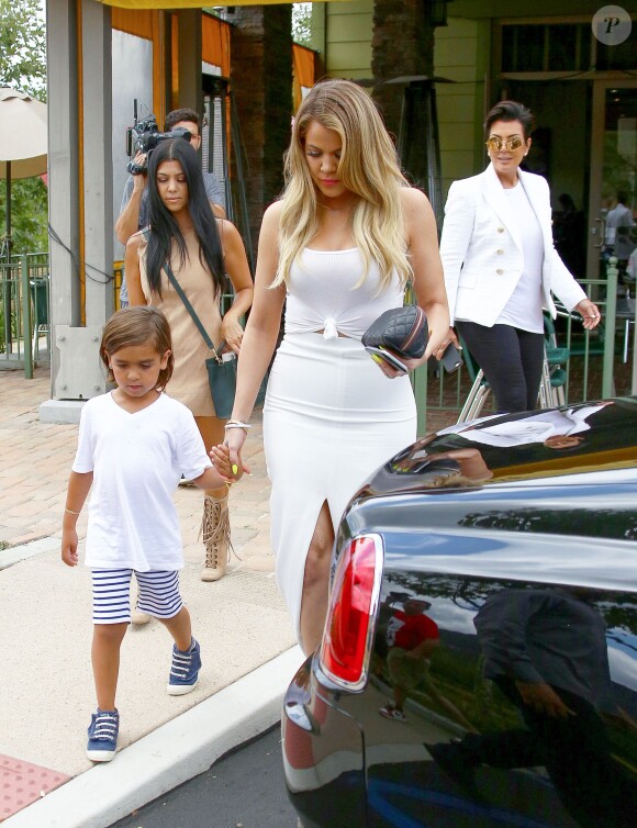 Kris Jenner, Khloé, Kourtney Kardashian et son fils Mason quittent le restaurant Jinky's Kanan Cafe à Agoura Hills. Los Angeles, le 21 juillet 2015.