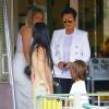 Kris Jenner, Khloé, Kourtney Kardashian et son fils Mason quittent le restaurant Jinky's Kanan Cafe à Agoura Hills après un déjeuner en famille. Los Angeles, le 21 juillet 2015.