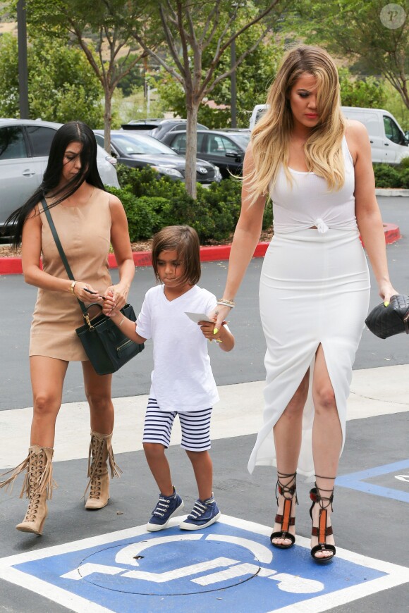 Kris Jenner, Khloé, Kourtney Kardashian et son fils Mason arrivent au restaurant Jinky's Kanan Cafe à Agoura Hills. Los Angeles, le 21 juillet 2015.