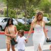 Kris Jenner, Khloé, Kourtney Kardashian et son fils Mason arrivent au restaurant Jinky's Kanan Cafe à Agoura Hills. Los Angeles, le 21 juillet 2015.