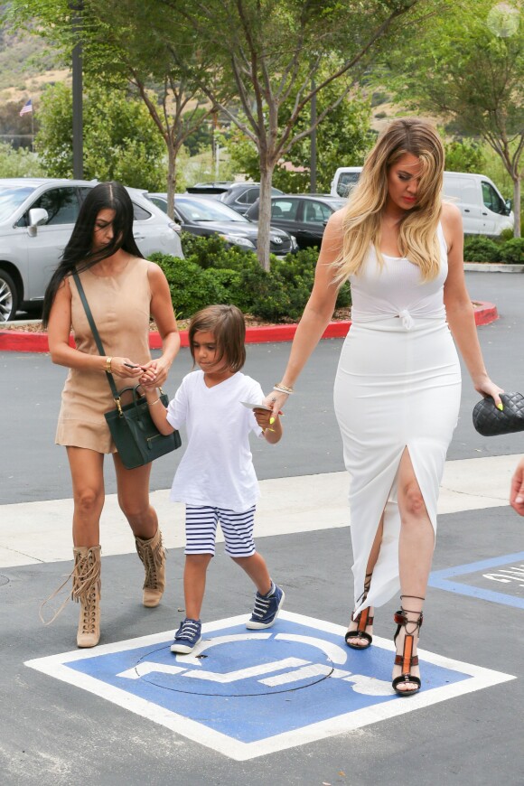 Kris Jenner, Khloé, Kourtney Kardashian et son fils Mason arrivent au restaurant Jinky's Kanan Cafe à Agoura Hills. Los Angeles, le 21 juillet 2015.