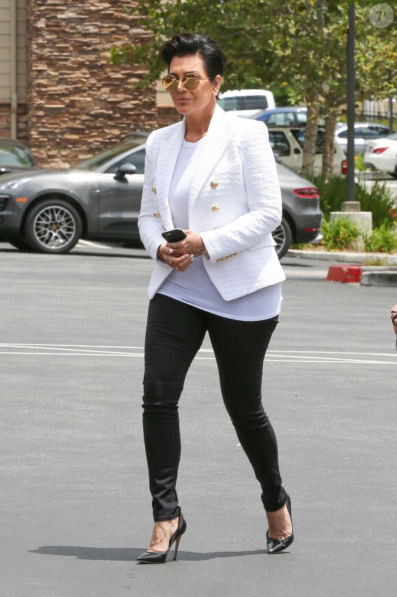 Kris Jenner, Khloé, Kourtney Kardashian et son fils Mason arrivent au restaurant Jinky's Kanan Cafe à Agoura Hills. Los Angeles, le 21 juillet 2015.
