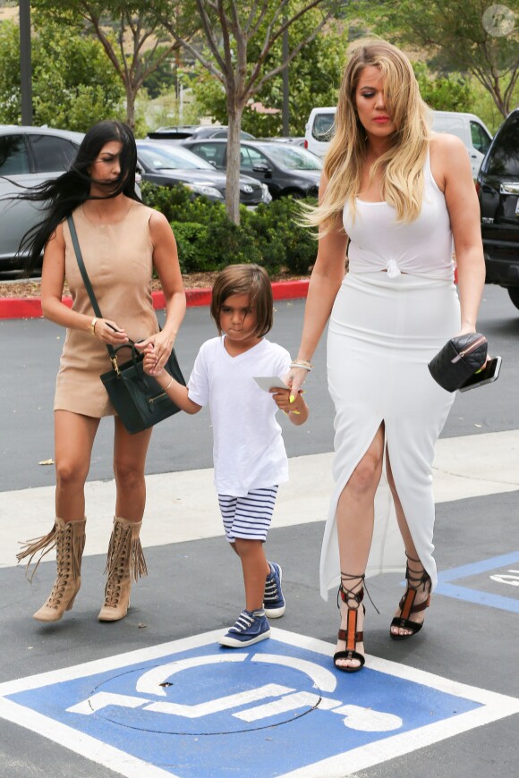 Kris Jenner, Khloé, Kourtney Kardashian et son fils Mason arrivent au restaurant Jinky's Kanan Cafe à Agoura Hills. Los Angeles, le 21 juillet 2015.
