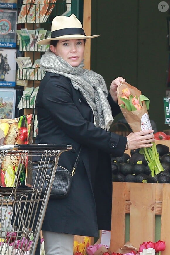 Marguerite Moreau enceinte et en train d'acheter des fleurs à Whole Food dans le quartier de Sherman Oaks, Los Angeles, le 17 mai 2015