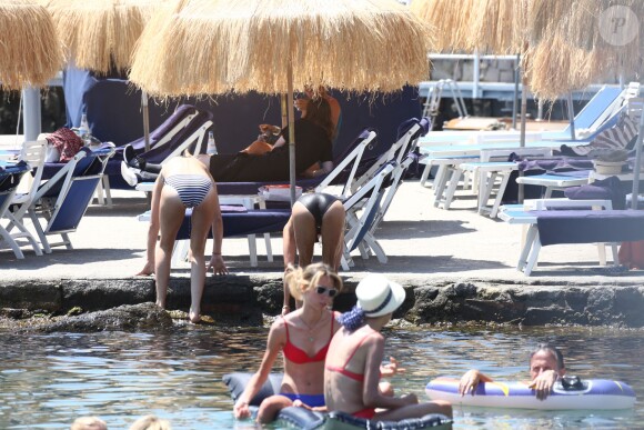 Alicia Vikander profite de la plage lors du festival du film et de musique à Ischia le 17 juillet 2015.