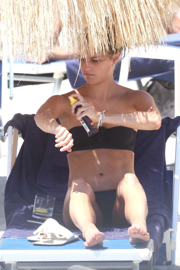 Alicia Vikander profite de la plage lors du festival du film et de musique à Ischia le 17 juillet 2015.