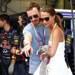 Alicia Vikander et Michael Fassbender, Liam Cunningham lors du Grand Prix de Formule 1 de Monaco le 24 mai 2015.